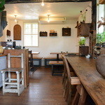 ヨシタベーカリー - 1F　カウンター席とテーブル席