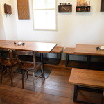 ヨシタベーカリー - テーブル席