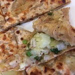 インド料理 パリワル - 風味の良い全粒粉生地の中にじゃがいもや玉ねぎが入っています