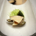 304647567 - 間人からという、この鮑が絶品！
                        もちろん、室は演出だけではなく、温度管理も兼ねているでしょう。
                        その身は柔らかく、肝まで甘い。これも素晴らしい♪