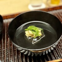 緒方 - 季語である「岩清水」と銘打たれたように、とってもきれいなお椀。
                      椀種は、揚げた浅利。これが美味しい♪
                      蓮根澱粉を沈めて、浅利が直接吸い地に触れない盛り付けセンスも素敵(^^)