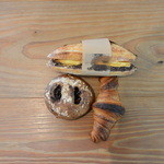 ヨシタベーカリー - きなこ・あん・バターサンド２３０円、発酵バタークロワッサン１４０円、ブルーベリー・クルミ・クリームチーズの天然酵母パン２２０円