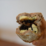 ヨシタベーカリー - ブルーベリー・くるみ・クリームチーズの天然酵母パンの中