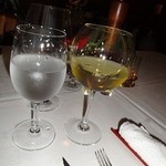 麤皮 - グラスの白ワイン2376円（隣は水）