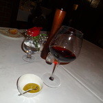 麤皮 - グラスの赤ワイン2376円（隣はマスタードと胡椒）