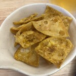 酒場魚と鶏ヤロー 御徒町店 - お通しは、餃子の皮を揚げたようなカレー味のチップス。でも、中毒性ある美味さと食感でなかなかイケる！