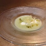 シャテーニュ - メロンのスープ　クリームチーズのムース添え　白ワインのジュレ