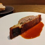 シャテーニュ - 野田鴨と岩手豚のパイ包み焼き　にら　キャラメルとビネガーのソース