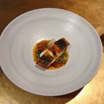 シャテーニュ - スズキのポワレ　レタスとアンチョビと自家製ドライトマトの自家製フレンチソース