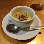 シャテーニュ - フォアグラのフラン　グリーンピースのポタージュ　サマートリュフ