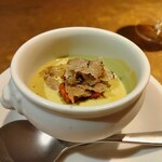 シャテーニュ - フォアグラのフラン　グリーンピースのポタージュ　サマートリュフ