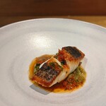 シャテーニュ - スズキのポワレ　レタスとアンチョビと自家製ドライトマトの自家製フレンチソース