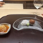 徳ㇵ本也 - 鱧の焼き霜
      大根おろしに玉葱おろしを混ぜて
      下は梅肉醤油