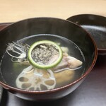 徳ㇵ本也 - お椀
      ： オコゼの骨から取ったお出汁　蓮根と柚子
      コラーゲンたっぷりのオコゼのヒレ