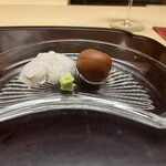 徳ㇵ本也 - 鱧の焼き霜
      大根おろしに玉葱おろしを混ぜて
      下は梅肉醤油