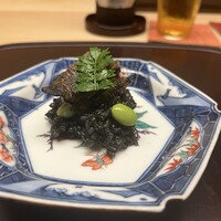 徳ㇵ本也 - 鮑の飯蒸し
                      餅米にイカ墨と鮑の肝
                      枝豆と木の芽
                      柑橘を絞って