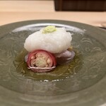 徳ㇵ本也 - 冷たい無蒸し
      下に甘鯛、トマト、新牛蒡、茗荷