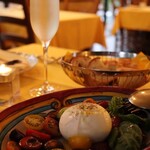 トラットリア ペルバッコ - ブッラータチーズと季節のフルーツ カラートマトのカプレーゼ仕立て