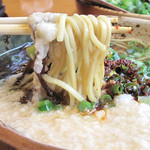 麺屋 極み - 麺は太麺と細麺が選べます。
      こちらは太麺。
      一般的なスパゲティ位でしょうか。
      