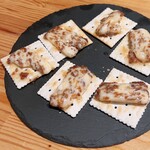 MEAT×MEET - ・自家製レーズンバターとクラッカー¥600
      とろっとろバター！甘さで疲れ吹き飛ぶ