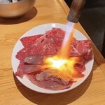 MEAT×MEET - ・黒毛和牛とフライドポテトの炙り¥1180
      目の前での炙りにびっくり！良い香り！
      お肉の下からフライドポテト登場♪