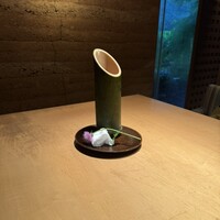 妙見石原荘 食菜石蔵 - 竹筒の中に食前酒の日本酒