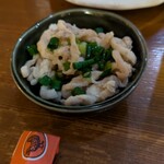 ぢどり亭 神田店 - 突出し。鶏皮ポン酢、隠し包丁を入れてあるようで美味しくいただきました