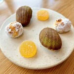 SMAAK - アマレッティ、抹茶のマドレーヌ、パート・ド・フリュイ