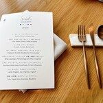 SMAAK - メニュー。カトラリーはCutipol（クチポール）