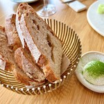 SMAAK - パンは『ジャンフランソワ』の特製。ハーブパウダーのかかったホイップバターを付けて