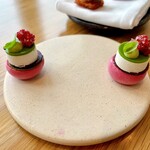 SMAAK - アミューズ①ビートルート、シェーヴルチーズ、バジル