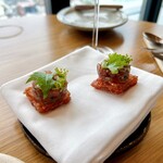 SMAAK - アミューズ②マグロ、わさび、エシャロット、じゃがいもタルト