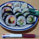 まりっぺ稲荷町店 - 左から、太巻き、サラダ巻き、イカ巻き。（家で一口大にカット）