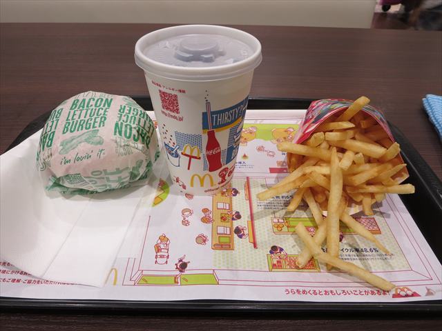 イオン春日部に来ました ここのフードコートは席が充実しています ソファー席が快適です マクド By Zanyp マクドナルド イオンモール春日部店 Mcdonalds 藤の牛島 ハンバーガー 食べログ