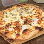 トリワイン ＰＩＫＯＳＨＨＨＵ - 自家製生地のシーフードピザ