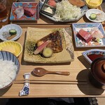 食堂わた - 鮭の幽庵焼き定食に刺身追加
