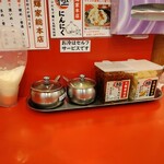 横浜家系ラーメン 大輝家 - 卓上の薬味類