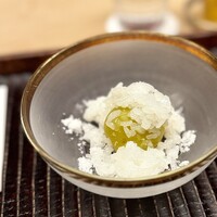 緒方 - そのお米への感謝に乗せるのは、なんと青梅！
                    お米と梅なので合わないはずはないのですが、青梅とはなんと盲点(^^)
                    少しだけ掛けたお砂糖が、青梅の爽やかさを引き立てて、これは意外な相性です。