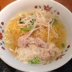 翡翠園 - ワンタン麺：麺は香港麺ではなく鹹水強めの縮れ麺