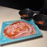 焼肉うしふじ 西新宿本店 - 厳選大判肉の焼きすき　～真っ赤卵～