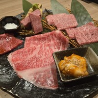 近江うし 焼肉 にくTATSU 青山本店 - 肉TATSU盛り合わせ(2人前)