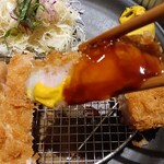 とんかつ とん米 - ソースでつけて食べても美味しい〜