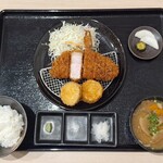 Nの隠れ家 - 金アグー豚ロースかつ定食（200g） 2530円、やまいもフライ 110円（込）。