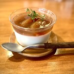 アリー コーヒー - ・季節のケーキ（本日のおやつ）　　　
      　…ルビーキウイと茉莉花のパンナコッタ