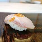 鮨 なんば - 金目鯛～上に金目鯛の皮を焼いた物