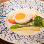 GINZA SORA - 旬温野菜サラダ 目玉焼のせ