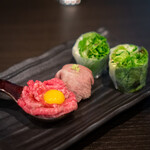 六本木 にくる - 生春巻きサラダ 上ロース手毬寿司 にくる特製ユッケ