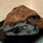 バックシュトゥーベ ツオップ - 無花果チョコくるみクランベリーのロールブロート　　　¥470