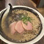 明日のためのしじみばか - ラーメン　ラーメンだけが残念だった。　ハムと胡麻の香りが強くて、この二つも美味しいけど出汁の香りが負けてる。