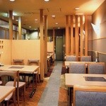 あじびる 花心 - 雰囲気の良いテーブル席でゆったりと♪